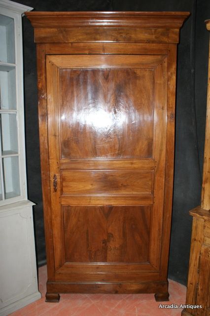 Walnut Bonnetiere