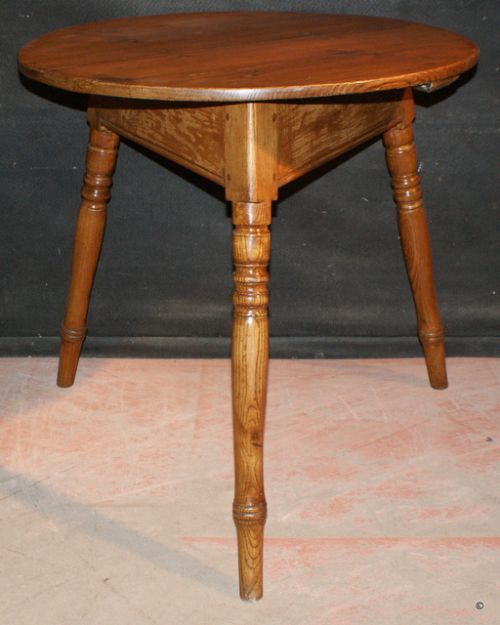 Elegant Cricket Table