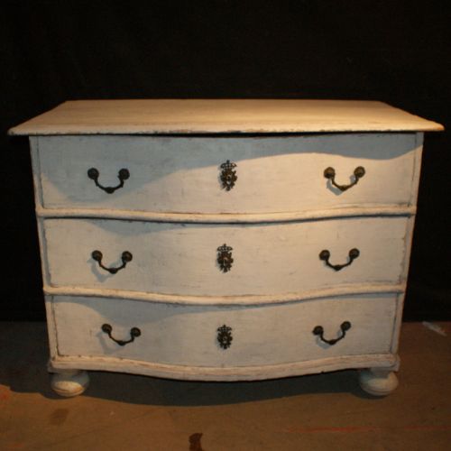 Serpentine Front Commode