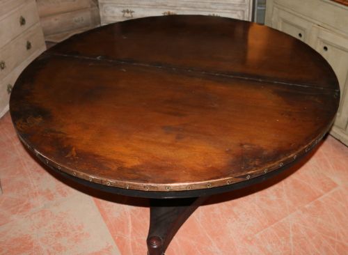 Round Breakfast Table