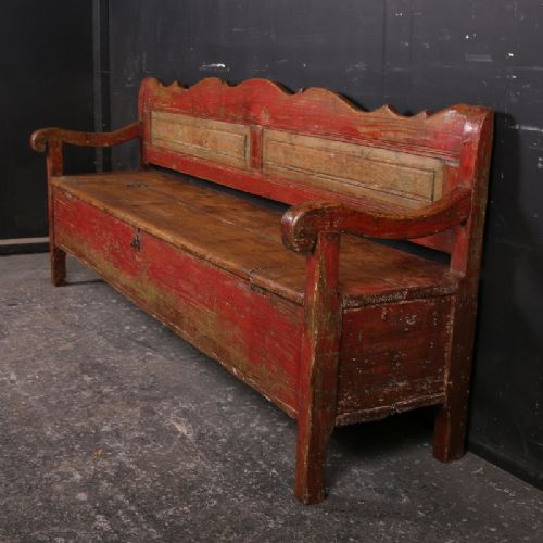 Scandinavian Settle