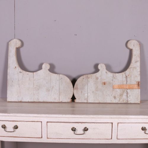 PAIR OF PAINTED FRENCH BRACKETS - ADDITIONAL PHOTO 4