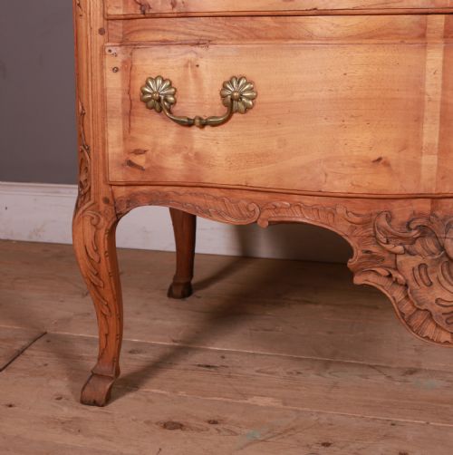 18TH CENTURY FRENCH SERPENTINE COMMODE - ADDITIONAL PHOTO 5