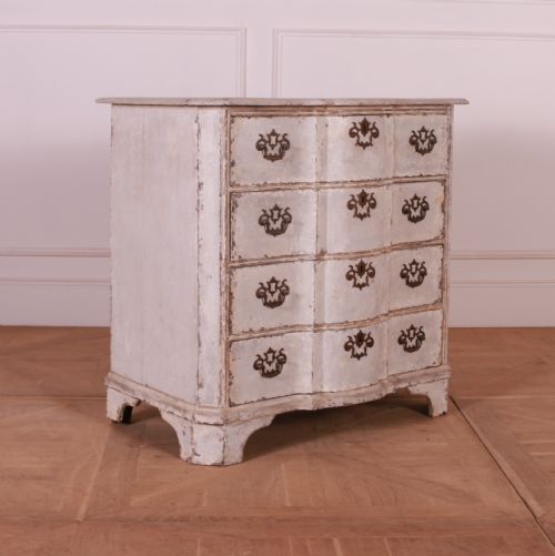 18TH CENTURY DUTCH SERPENTINE COMMODE - ADDITIONAL PHOTO 1