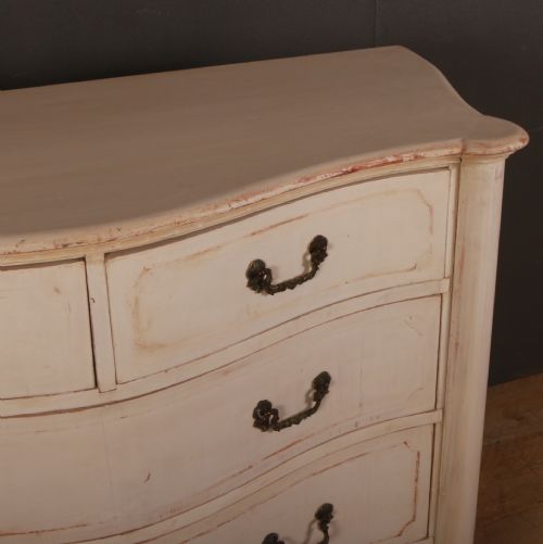 ITALIAN SERPENTINE FRONT COMMODE - ADDITIONAL PHOTO 3