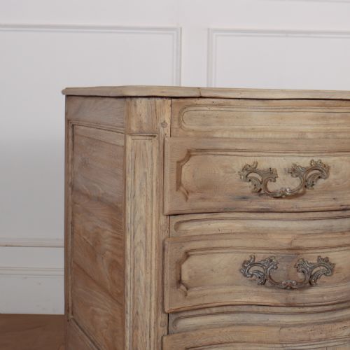 18TH CENTURY BLEACHED OAK COMMODE - ADDITIONAL PHOTO 1