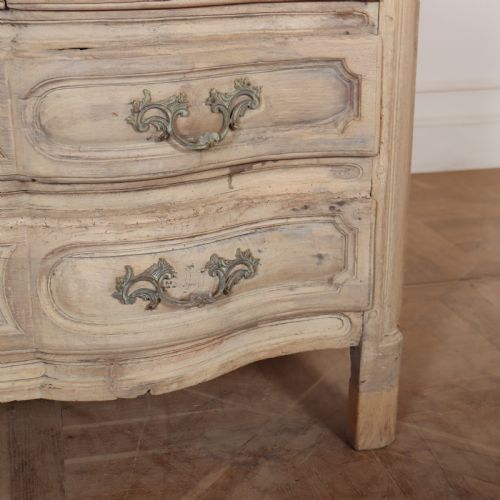 18TH CENTURY BLEACHED OAK COMMODE - ADDITIONAL PHOTO 5