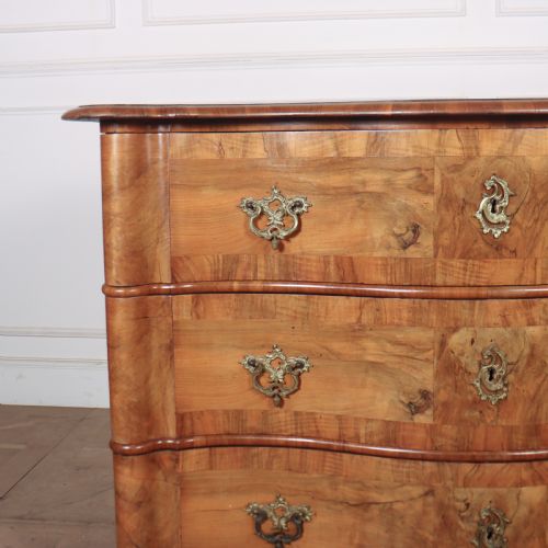 18TH CENTURY WALNUT SERPENTINE COMMODE - ADDITIONAL PHOTO 1