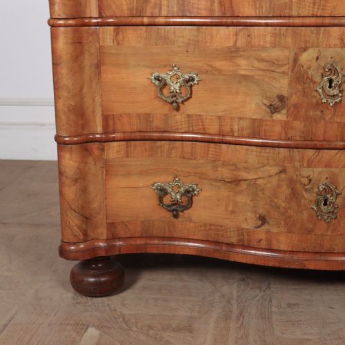 18TH CENTURY WALNUT SERPENTINE COMMODE - ADDITIONAL PHOTO 2
