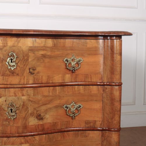 18TH CENTURY WALNUT SERPENTINE COMMODE - ADDITIONAL PHOTO 4