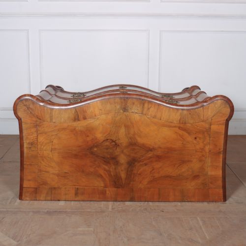 18TH CENTURY WALNUT SERPENTINE COMMODE - ADDITIONAL PHOTO 6