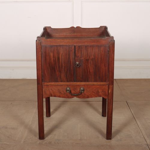 GEORGIAN MAHOGANY BEDSIDE TABLE
