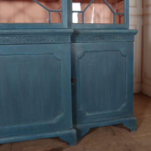 ENGLISH PAINTED BREAKFRONT BOOKCASE - ADDITIONAL PHOTO 7