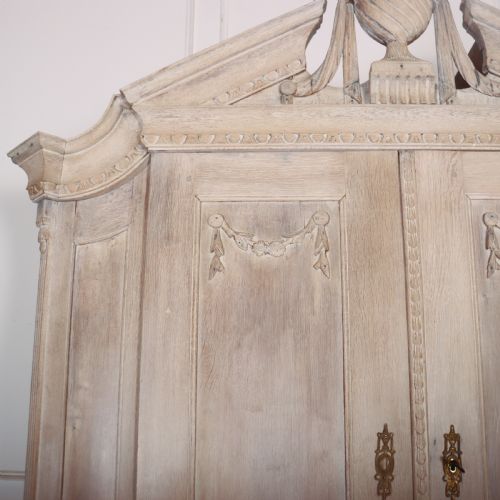 DUTCH BLEACHED OAK LINEN CUPBOARD - ADDITIONAL PHOTO 3