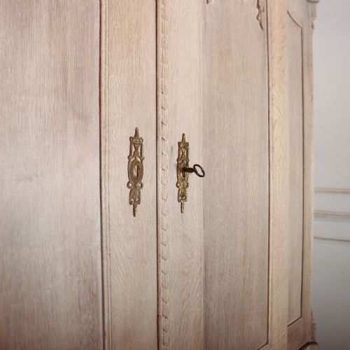 DUTCH BLEACHED OAK LINEN CUPBOARD - ADDITIONAL PHOTO 4