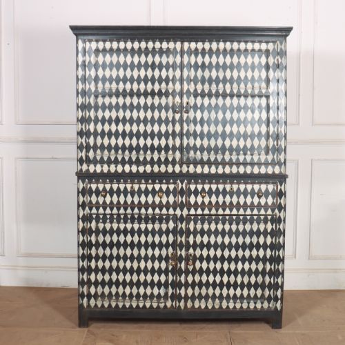 ENGLISH HARLEQUIN LINEN CUPBOARD - ADDITIONAL PHOTO 1