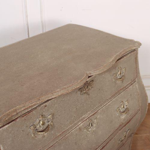 19TH CENTURY DUTCH BOMBE COMMODE - ADDITIONAL PHOTO 9
