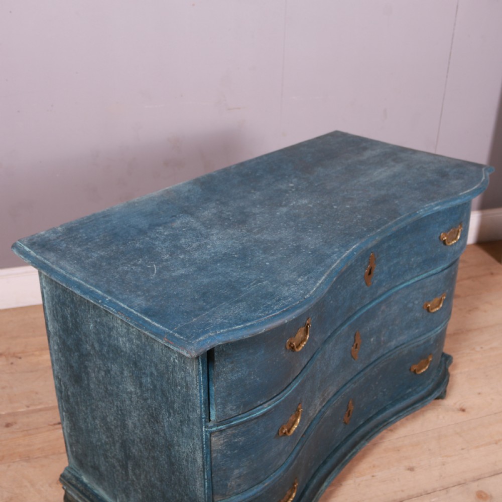 18th Century Austrian Serpentine Commode View IV