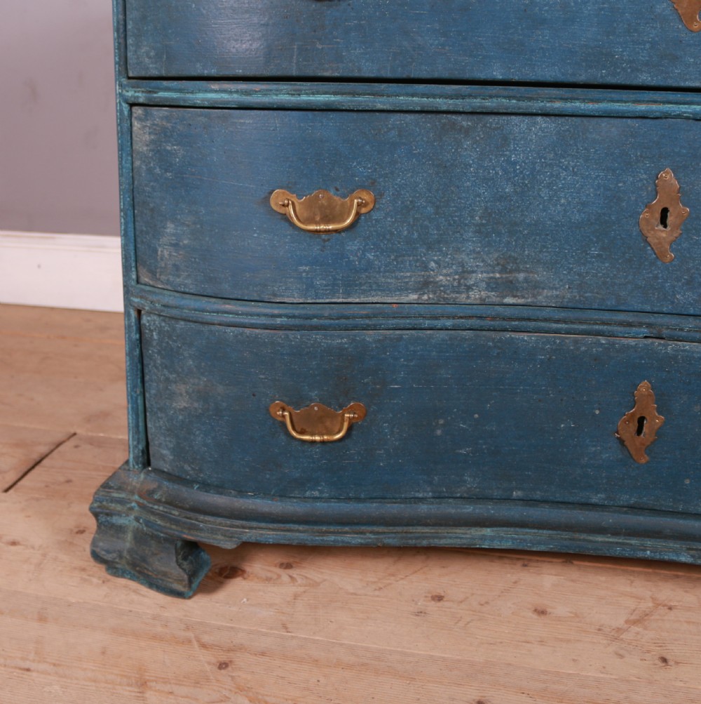 18th Century Austrian Serpentine Commode View VII