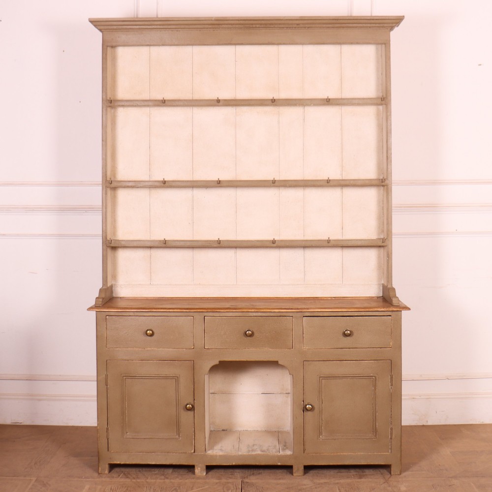 Welsh Painted Dog Kennel Dresser