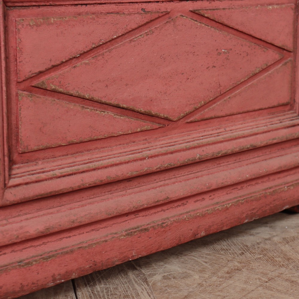 A long 19th-century Italian painted wooden bench featuring terracotta-coloured carved diamond panels, spiral corner columns, and a cream upholstered top seat cushion. View VI