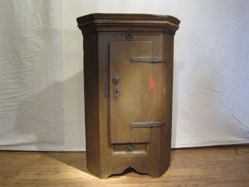 17TH CENTURY PAINTED PINE CORNER CUPBOARD - ADDITIONAL PHOTO 1