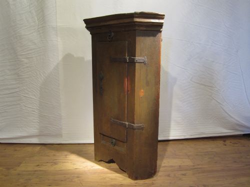 17TH CENTURY PAINTED PINE CORNER CUPBOARD - ADDITIONAL PHOTO 2