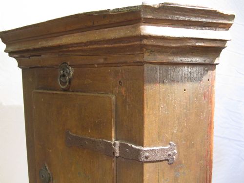17TH CENTURY PAINTED PINE CORNER CUPBOARD - ADDITIONAL PHOTO 3