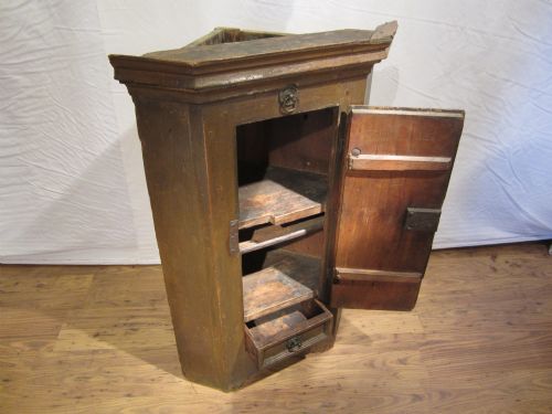 17TH CENTURY PAINTED PINE CORNER CUPBOARD - ADDITIONAL PHOTO 5