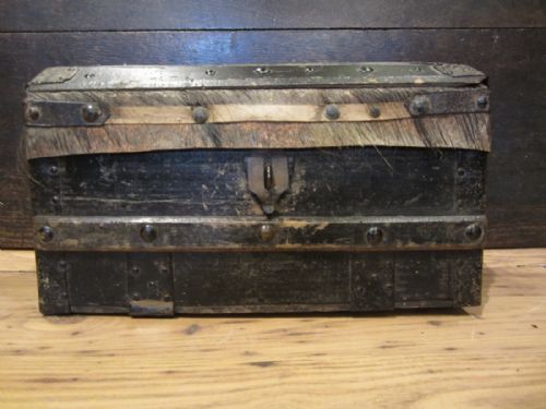 antique trunktreasure chest of small proportions - CATEGORY: ANTIQUE CHESTS - DATED 19TH CENTURY