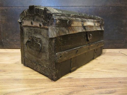 ANTIQUE TRUNKTREASURE CHEST OF SMALL PROPORTIONS - ADDITIONAL PHOTO 1
