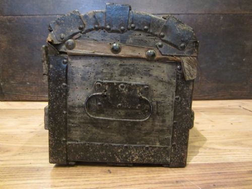 ANTIQUE TRUNKTREASURE CHEST OF SMALL PROPORTIONS - ADDITIONAL PHOTO 2