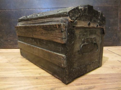 ANTIQUE TRUNKTREASURE CHEST OF SMALL PROPORTIONS - ADDITIONAL PHOTO 3