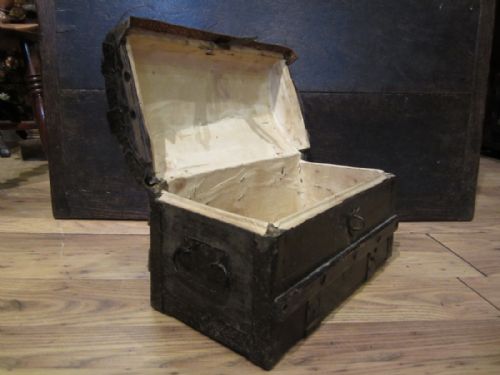 ANTIQUE TRUNKTREASURE CHEST OF SMALL PROPORTIONS - ADDITIONAL PHOTO 4