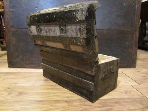 ANTIQUE TRUNKTREASURE CHEST OF SMALL PROPORTIONS - ADDITIONAL PHOTO 5