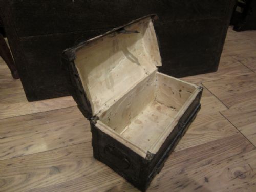 ANTIQUE TRUNKTREASURE CHEST OF SMALL PROPORTIONS - ADDITIONAL PHOTO 6