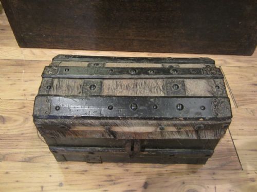 ANTIQUE TRUNKTREASURE CHEST OF SMALL PROPORTIONS - ADDITIONAL PHOTO 7