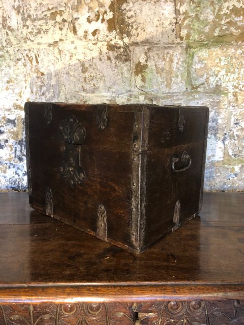 EARLY OAK SMALL CHEST - ADDITIONAL PHOTO 2