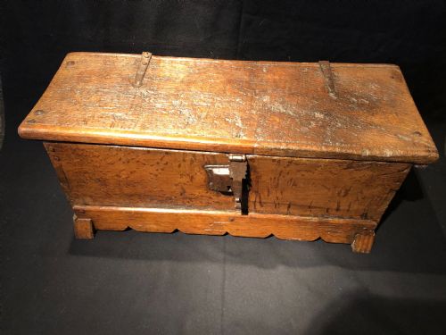SMALL OAK COFFER - ADDITIONAL PHOTO 2