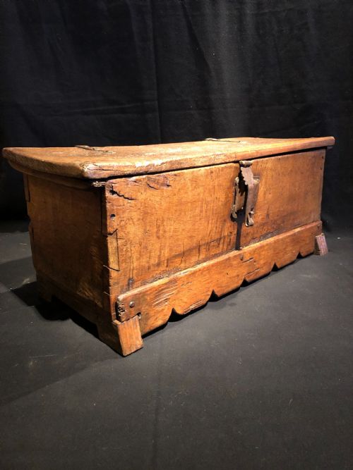 SMALL OAK COFFER - ADDITIONAL PHOTO 8