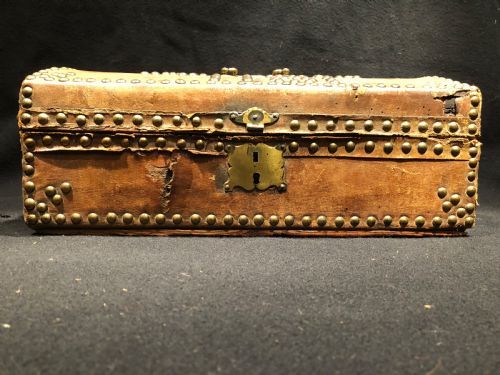 ANTIQUE SMALL LEATHER CHEST - ADDITIONAL PHOTO 5