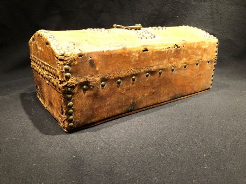 ANTIQUE SMALL LEATHER CHEST - ADDITIONAL PHOTO 8