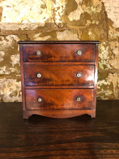 MINIATUREAPPRENTICE CHEST OF DRAWERS - ADDITIONAL PHOTO 1