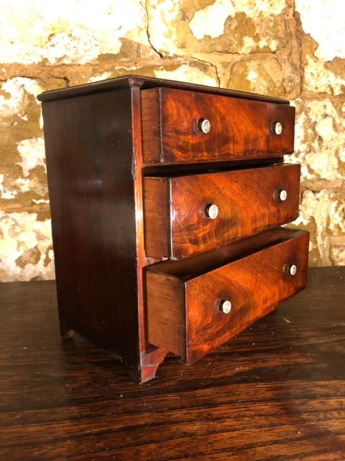 MINIATUREAPPRENTICE CHEST OF DRAWERS - ADDITIONAL PHOTO 3