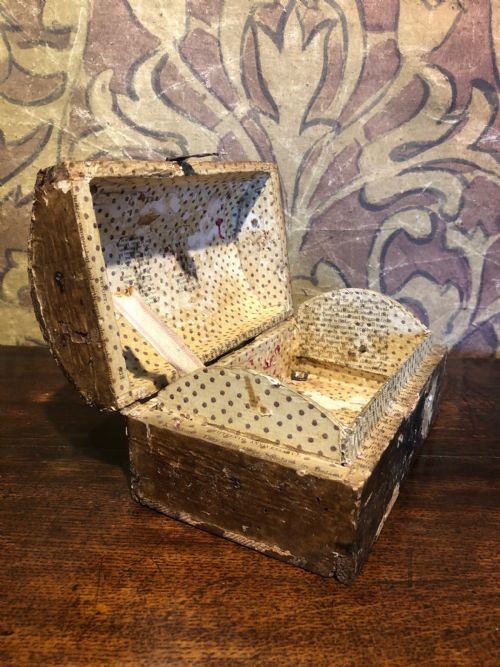 SMALL ANTIQUE TRUNK - ADDITIONAL PHOTO 9