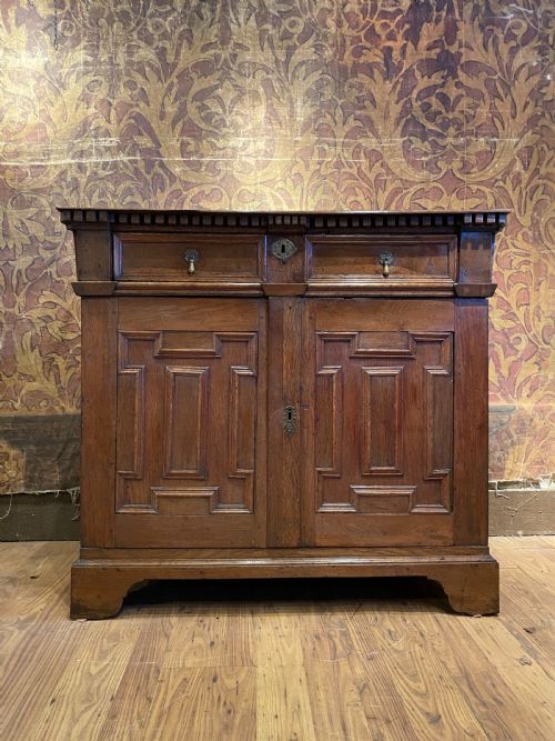 early oak enclosed chest of drawers - CATEGORY: ANTIQUE SIDEBOARDS - DATED 17TH CENTURY