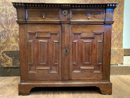EARLY OAK ENCLOSED CHEST OF DRAWERS - ADDITIONAL PHOTO 7
