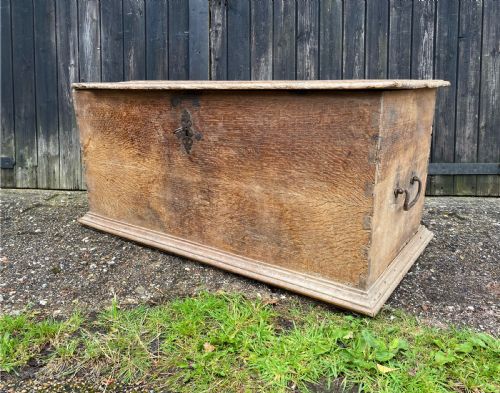 antique oak chest - CATEGORY: ANTIQUE CHESTS - DATED 18TH CENTURY