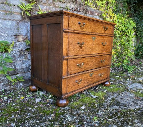 early oak chest of drawers - CATEGORY: ANTIQUE CHEST OF DRAWERS - DATED 18TH CENTURY