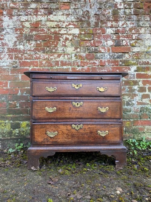 small bachelors chest of drawers - CATEGORY: ANTIQUE CHEST OF DRAWERS - DATED 18TH CENTURY